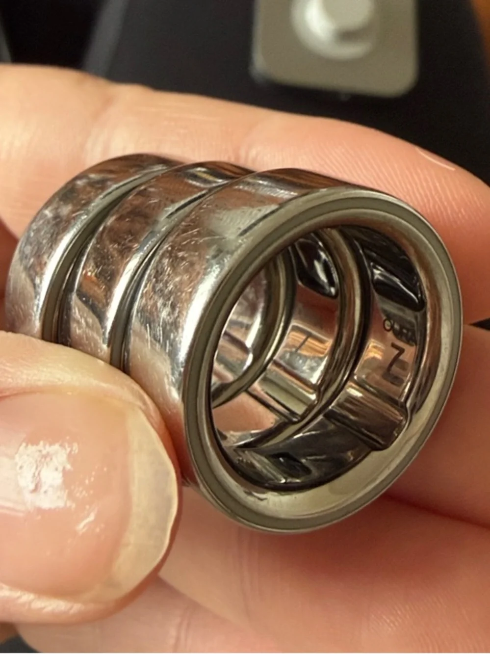 (3) size 7 oura rings with charging base